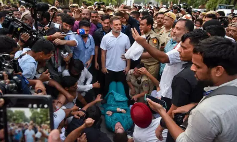 ഗ്യാനേഷിന്റെ രാജിക്കായി പ്രതിപക്ഷം ഇന്നും തെരുവിലിറങ്ങും; മമത ഉൾപ്പെടെ കൂടുതൽ നേതാക്കൾ ഡൽഹിയിലേക്ക്; കേന്ദ്രം സമ്മർദത്തിൽ ഗ്യാനേഷിന്റെ രാജിക്കായി പ്രതിപക്ഷം ഇന്നും തെരുവിലിറങ്ങും; മമത ഉൾപ്പെടെ കൂടുതൽ നേതാക്കൾ ഡൽഹിയിലേക്ക്; കേന്ദ്രം സമ്മർദത്തിൽ
