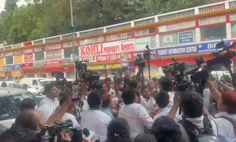 പ്രതിഷേധത്തിനിടെ നുഴഞ്ഞുകയറി മോദി-അനുകൂല മുദ്രാവാക്യം വിളിച്ചു; ബിജെ.പിക്കാരനെ പഞ്ഞിക്കിട്ട് കോൺഗ്രസ് പ്രവർത്തകർ -വിഡിയോ പ്രതിഷേധത്തിനിടെ നുഴഞ്ഞുകയറി മോദി-അനുകൂല മുദ്രാവാക്യം വിളിച്ചു; ബിജെ.പിക്കാരനെ പഞ്ഞിക്കിട്ട് കോൺഗ്രസ് പ്രവർത്തകർ -വിഡിയോ