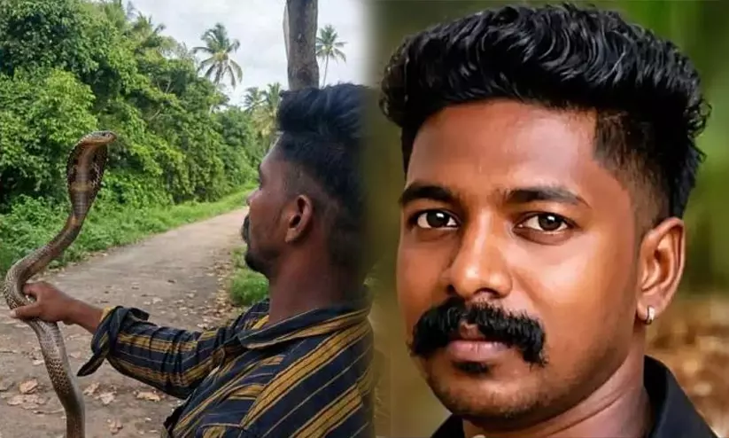 പിടികൂടി വീട്ടിലെത്തിച്ച മൂർഖൻ കടിച്ചു; പാമ്പുപിടിത്തക്കാരന് ദാരുണാന്ത്യം പിടികൂടി വീട്ടിലെത്തിച്ച മൂർഖൻ കടിച്ചു; പാമ്പുപിടിത്തക്കാരന് ദാരുണാന്ത്യം
