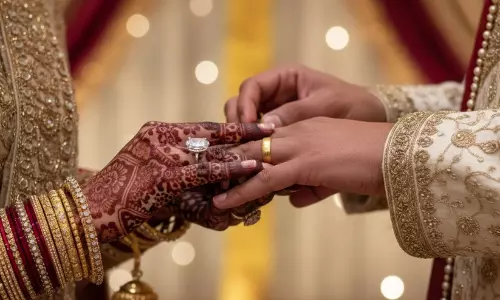 വിവാഹം നിശ്ചയിച്ച പിന്നാലെ ഐഫോണും ലക്ഷങ്ങളും നൽകി പ്രതിശ്രുത വരന്‍; ഒടുവിൽ വധു പിന്മാറി, കേസെടുത്ത് പൊലീസ്