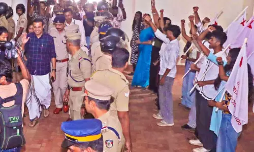 പ്രതിഷേധിച്ച് എസ്.എഫ്.ഐ പ്രവർത്തകർ; എന്തിനെന്ന് പൊതുസമൂഹം വിലയിരുത്തുമെന്ന് മന്ത്രി റോജി എം. ജോൺ