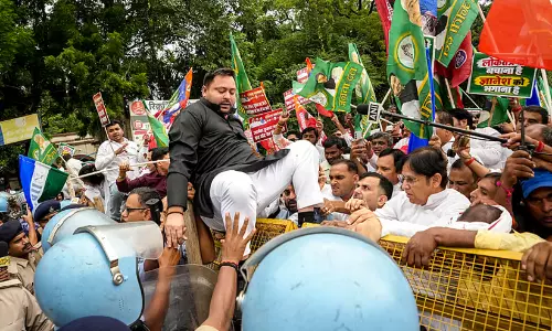 RJD leader Tejashwi Yadav leading INDIA bloc leaders during the Aakrosh March protest in Patna against CEC Gyanesh Kumar.