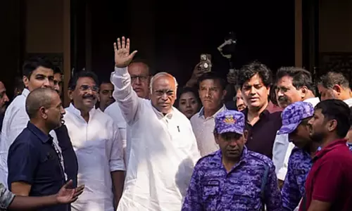 ഗ്യാനേഷിന്‍റെ രാജിക്കായി മൂന്നാംദിനവും തെരുവിൽ; ഇൻഡ്യ സഖ്യ എം.പിമാർ രാജ്ഘട്ടിലേക്ക്