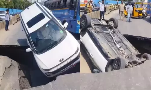 റോഡ് ഇടിഞ്ഞ് കൂറ്റൻ കുഴി ; ചെന്നൈയിൽ 10 അടി താഴ്ചയിലേക്ക് വീണ് കാർ തലകീഴായി മറിഞ്ഞു