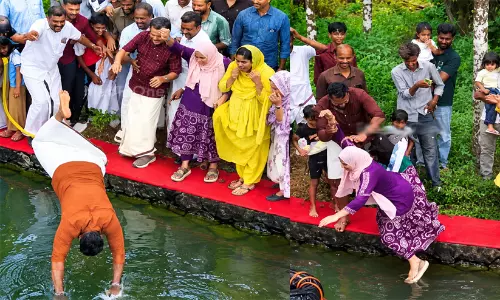 നാട മുറിച്ചശേഷം ജനപ്രതിനിധികൾ വെള്ളത്തിൽ; അങ്ങാടിപ്പുറത്തെ കുളം ഉദ്ഘാടനം കൗതുകക്കാഴ്ചയായി നാട മുറിച്ചശേഷം ജനപ്രതിനിധികൾ വെള്ളത്തിൽ; അങ്ങാടിപ്പുറത്തെ കുളം ഉദ്ഘാടനം കൗതുകക്കാഴ്ചയായി
