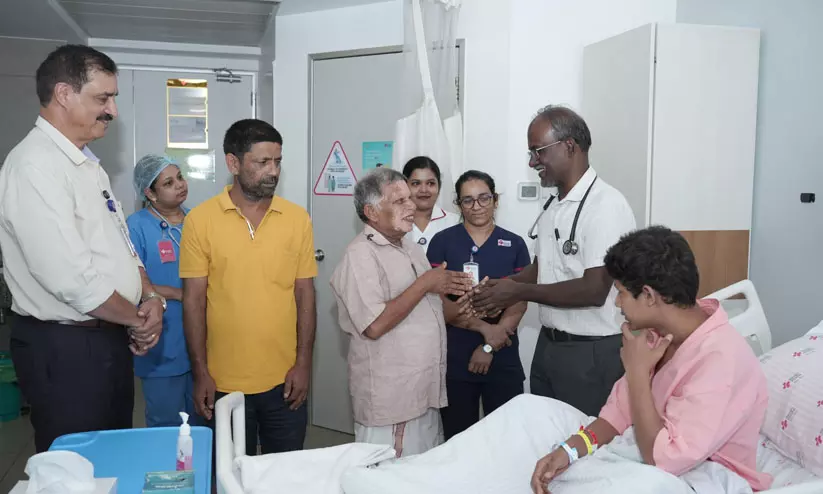 നേപ്പാളി ബാലനുവേണ്ടി ചുരമിറങ്ങി സി.കെ. ശശീന്ദ്രൻ; അതിർത്തികൾ മായ്ച്ച ഹൃദയാലിംഗനവുമായി മമ്മൂട്ടി നേപ്പാളി ബാലനുവേണ്ടി ചുരമിറങ്ങി സി.കെ. ശശീന്ദ്രൻ; അതിർത്തികൾ മായ്ച്ച ഹൃദയാലിംഗനവുമായി മമ്മൂട്ടി