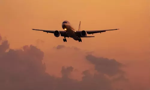 വിമാന യാത്രക്കാർക്ക് ഇരുട്ടടി; ഇന്ധന സർചാർജ് വർധിപ്പിച്ച് കമ്പനികൾ, ഇന്ന് മുതൽ പ്രാബല്യം, ടിക്കറ്റ് നിരക്ക് കൂടും