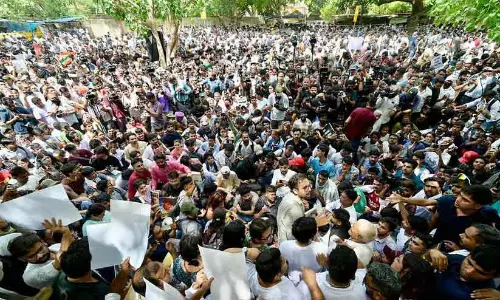 പാറ്റപ്പേടി: ഹോസ്റ്റലുകളിലും ട്രെയിനുകളിലും പൊലീസ് പരിശോധന; നിരവധി പേർ കസ്റ്റഡിയിൽ