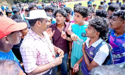 ജില്ലാ കായിമേള: പ്രായത്തെച്ചൊല്ലി തർക്കം, മത്സരം തടഞ്ഞ് വിദ്യാർഥികൾ ജില്ലാ കായിമേള: പ്രായത്തെച്ചൊല്ലി തർക്കം, മത്സരം തടഞ്ഞ് വിദ്യാർഥികൾ