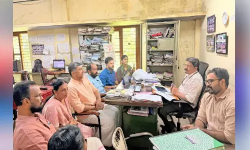 പൈ​പ്പ് പൊ​ട്ട​ൽ പ​തി​വ്: അ​സി. എ​ൻ​ജി​നീ​യ​റെ ഉ​പ​രോ​ധി​ച്ച് എ​ൽ.​ഡി.​എ​ഫ് കൗ​ൺ​സി​ല​ർ​മാ​ർ