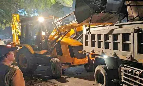 അ​ന​ധി​കൃ​ത വ​ഴി​യോ​ര​ക്ക​ച്ച​വ​ട സ്ഥാ​പ​ന​ങ്ങ​ൾ നീക്കം ചെയ്തുതുടങ്ങി