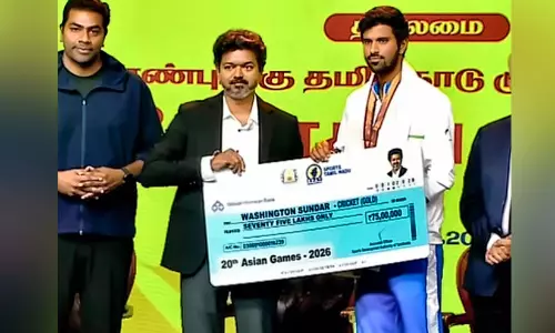 സ്വർണനേട്ടം: വാഷിംഗ്ടൺ സുന്ദറിന് 75 ലക്ഷം രൂപ കൈമാറി വിജയ് സ്വർണനേട്ടം: വാഷിംഗ്ടൺ സുന്ദറിന് 75 ലക്ഷം രൂപ കൈമാറി വിജയ്