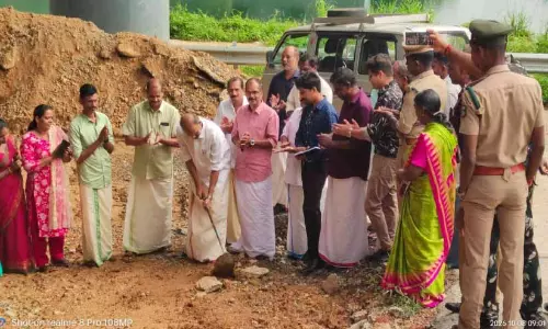 കു​മ്പി​ച്ച​ല്‍ക​ട​വി​ല്‍ വി ​പാ​ര്‍ക്ക്; ഒ​ന്നാം​ഘ​ട്ട നി​ര്‍മാ​ണം തു​ട​ങ്ങി