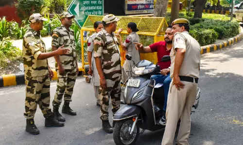 ഈച്ചയെ കൊല്ലാൻ ചുറ്റിക എടുക്കരുത്: മെട്രോ പൂർണമായി അടച്ചിടാനാവില്ലെന്ന് സുപ്രീംകോടതി; നിയന്ത്രണങ്ങളിൽ കേന്ദ്രത്തിന് വിമർശനം