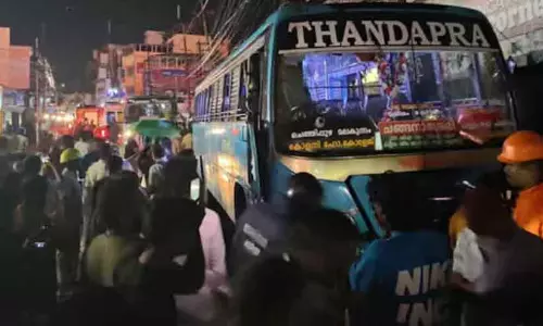 അമിതവേഗത്തിലെത്തിയ സ്വകാര്യ ബസ് നടപ്പാതയിലേക്ക് ഇടിച്ചുകയറി: അഞ്ചുപേർ ബസിനടിയിൽ പെട്ടു, രണ്ടുപേരുടെ നില ഗുരുതരം