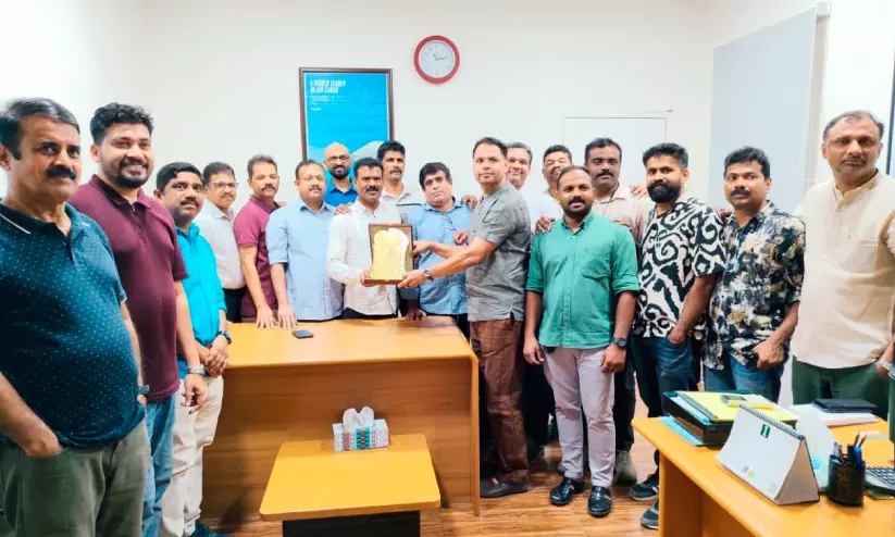 പ്രവാസം മതിയാക്കി നാട്ടിലേക്ക് മടങ്ങുന്ന ഗഫൂർ വണ്ടൂരിന് ഒ.ഐ.സി.സി യാത്രയയപ്പ് നൽകി പ്രവാസം മതിയാക്കി നാട്ടിലേക്ക് മടങ്ങുന്ന ഗഫൂർ വണ്ടൂരിന് ഒ.ഐ.സി.സി യാത്രയയപ്പ് നൽകി