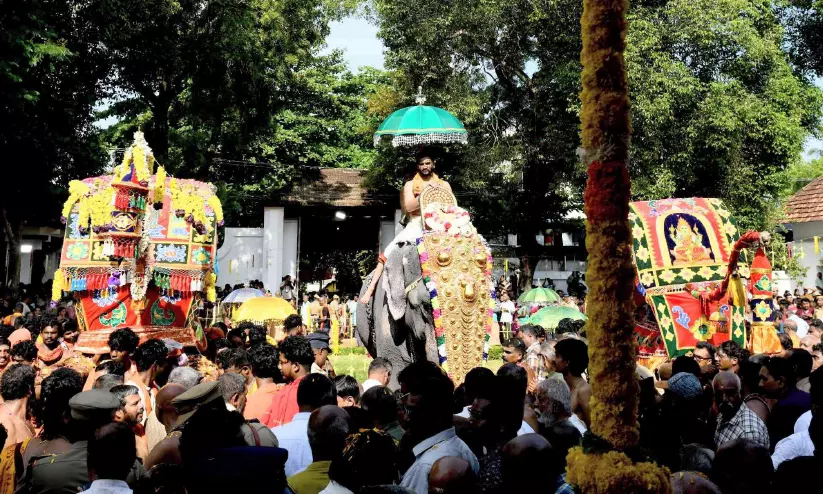 ഭക്തി സാന്ദ്രമായ് നവരാത്രി എഴുന്നള്ളത്ത്; ഉപ്പിരിയ്ക്ക മാളികയിൽ ഉടവാൾ കൈമാറ്റം ഭക്തി സാന്ദ്രമായ് നവരാത്രി എഴുന്നള്ളത്ത്; ഉപ്പിരിയ്ക്ക മാളികയിൽ ഉടവാൾ കൈമാറ്റം