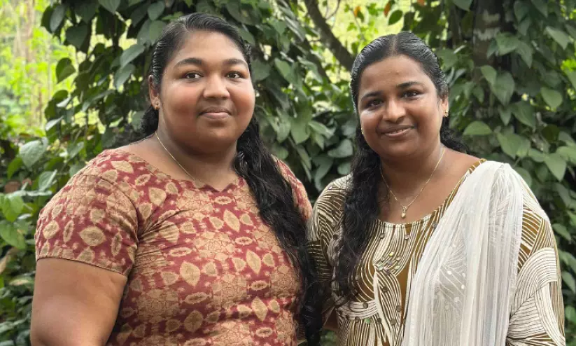 മകൾക്കൊപ്പം ഒരേ ബെഞ്ചിലിരുന്ന് പഠനം, ഒരുമിച്ച് പരീക്ഷ; ബിരുദാനന്തര ബിരുദം നേടി അമ്മയും മകളും മകൾക്കൊപ്പം ഒരേ ബെഞ്ചിലിരുന്ന് പഠനം, ഒരുമിച്ച് പരീക്ഷ; ബിരുദാനന്തര ബിരുദം നേടി അമ്മയും മകളും