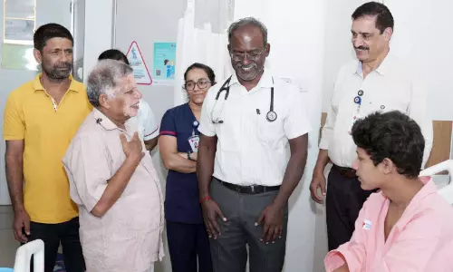 നേപ്പാളി ബാലനുവേണ്ടി ചുരമിറങ്ങി സി.കെ. ശശീന്ദ്രൻ; അതിർത്തികൾ മായ്ച്ച ഹൃദയാലിംഗനവുമായി മമ്മൂട്ടി നേപ്പാളി ബാലനുവേണ്ടി ചുരമിറങ്ങി സി.കെ. ശശീന്ദ്രൻ; അതിർത്തികൾ മായ്ച്ച ഹൃദയാലിംഗനവുമായി മമ്മൂട്ടി