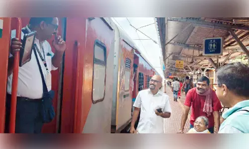 വയോധിക ട്രെയിൻ ശുചിമുറിയിൽ കുടുങ്ങി; രക്ഷകരായി യാത്രക്കാരും ടിക്കറ്റ് എക്സാമിനറും വയോധിക ട്രെയിൻ ശുചിമുറിയിൽ കുടുങ്ങി; രക്ഷകരായി യാത്രക്കാരും ടിക്കറ്റ് എക്സാമിനറും