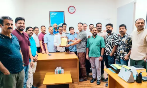 പ്ര​വാ​സം മ​തി​യാ​ക്കി നാ​ട്ടി​ലേ​ക്ക് മ​ട​ങ്ങു​ന്ന ഗ​ഫൂ​ർ വ​ണ്ടൂ​രി​ന് ഒ.​ഐ.​സി.​സി യാ​ത്ര​യ​യ​പ്പ് ന​ൽ​കി