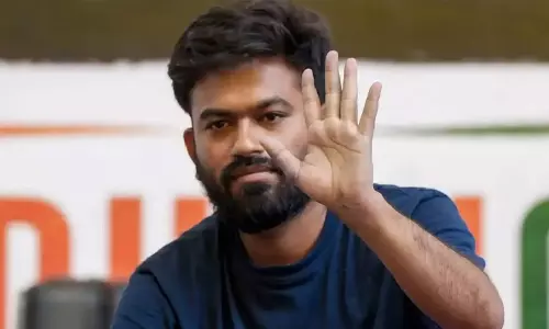 അഭിജിത് ദീപ്കെ കസ്റ്റഡിയിൽ; പൊലീസ് വിമാനത്തിൽ കയറി തടവിലാക്കി അഭിജിത് ദീപ്കെ കസ്റ്റഡിയിൽ; പൊലീസ് വിമാനത്തിൽ കയറി തടവിലാക്കി