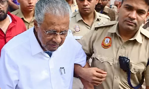 ഗ്യാനേഷ് കുമാറിന്റെ രാജി: പിണറായി അടക്കം സി.പി.എം നേതാക്കൾ ഡൽഹി പൊലീസ് കസ്റ്റഡിയിൽ ഗ്യാനേഷ് കുമാറിന്റെ രാജി: പിണറായി അടക്കം സി.പി.എം നേതാക്കൾ ഡൽഹി പൊലീസ് കസ്റ്റഡിയിൽ