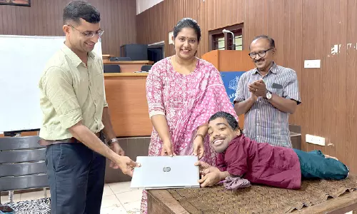 പരിമിതികളെ തോൽപ്പിച്ച റാഷിദിന് പഠനസഹായമായി ലാപ്ടോപ്പ് പരിമിതികളെ തോൽപ്പിച്ച റാഷിദിന് പഠനസഹായമായി ലാപ്ടോപ്പ്