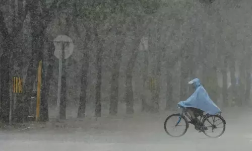 തുലാമഴക്ക് സമാന മഴ: കാറ്റും ഇടിമിന്നലും ശക്​തം