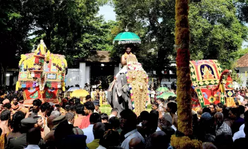 ഭക്തി സാന്ദ്രമായ് നവരാത്രി എഴുന്നള്ളത്ത്; ഉപ്പിരിയ്ക്ക മാളികയിൽ ഉടവാൾ കൈമാറ്റം