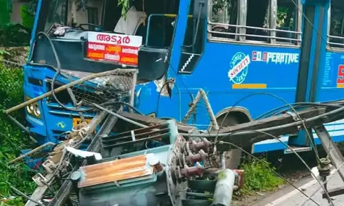 ഡ്രൈവർക്ക് ദേഹാസ്വാസ്ഥ്യം; സ്വകാര്യബസ് ട്രാൻസ്ഫോർമറിൽ ഇടിച്ചു