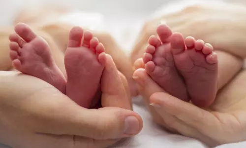 ഇരട്ടക്കുട്ടികളെ പ്രസവിച്ച് അമ്മ മരിച്ചു; ഭർത്താവിനും സഹോദരിക്കും ജോലി നൽകി ദുബൈ പൊലീസ്