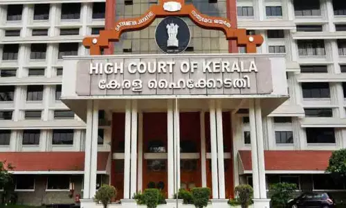 നികുതി ഈടാക്കാതെ വലച്ചു; ഉദ്യോഗസ്​ഥർക്ക്​ 30,000 രൂപ പിഴ വിധിച്ച്​ ഹൈകോടതി