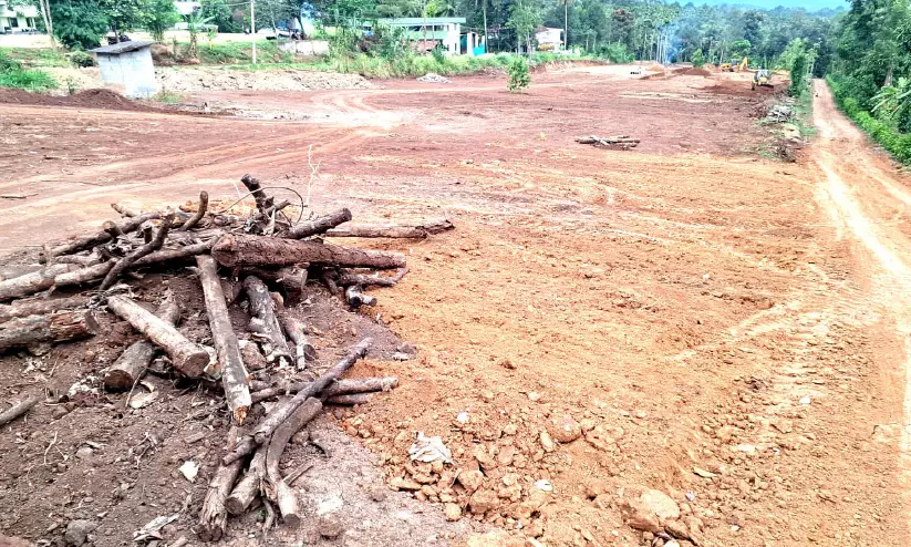 അനുമതിയില്ലാതെ ഭൂമി തരംമാറ്റം; നടപടിയുമായി റവന്യൂ വകുപ്പ് അനുമതിയില്ലാതെ ഭൂമി തരംമാറ്റം; നടപടിയുമായി റവന്യൂ വകുപ്പ്