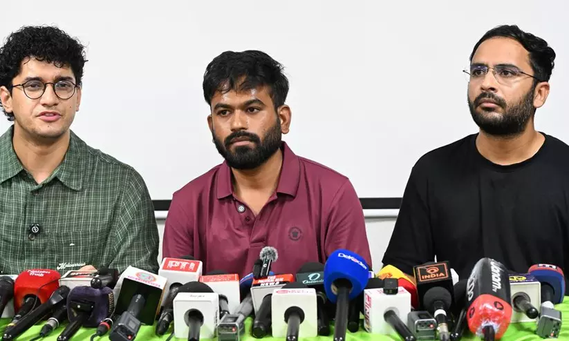 അജ്ഞാത കസ്റ്റഡി: അഭിജിത് ദീപ്കെ സംഘത്തെ ഇന്ന് മജിസ്ട്രേറ്റിന് മുന്നിൽ ഹാജരാക്കുമെന്ന് ഡെൽഹി പൊലീസ് അജ്ഞാത കസ്റ്റഡി: അഭിജിത് ദീപ്കെ സംഘത്തെ ഇന്ന് മജിസ്ട്രേറ്റിന് മുന്നിൽ ഹാജരാക്കുമെന്ന് ഡെൽഹി പൊലീസ്
