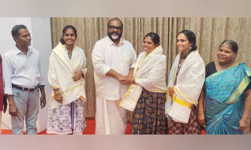 പ്രിയദർശിനി മൂലം മിച്ചംവന്ന തുക സ്വരൂപിച്ചു; അന്നമൂട്ടിയ അധ്യാപകർക്ക് മന്ത്രിയുടെ ആദരം പ്രിയദർശിനി മൂലം മിച്ചംവന്ന തുക സ്വരൂപിച്ചു; അന്നമൂട്ടിയ അധ്യാപകർക്ക് മന്ത്രിയുടെ ആദരം