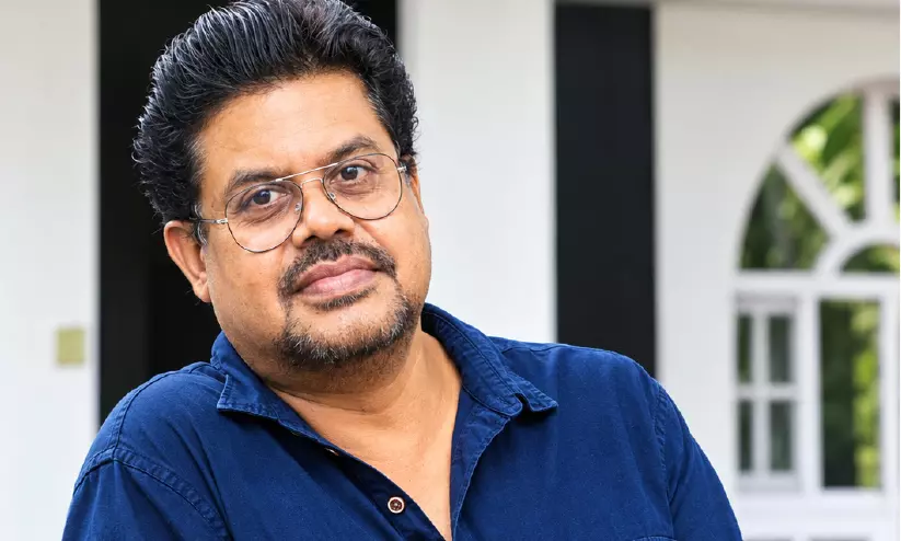 പാടം പൂത്ത കാലം, പാടാൻ വന്നു നീയും; ഷിബു ചക്രവർത്തിയുടെ പാട്ടുലോകം പാടം പൂത്ത കാലം, പാടാൻ വന്നു നീയും; ഷിബു ചക്രവർത്തിയുടെ പാട്ടുലോകം