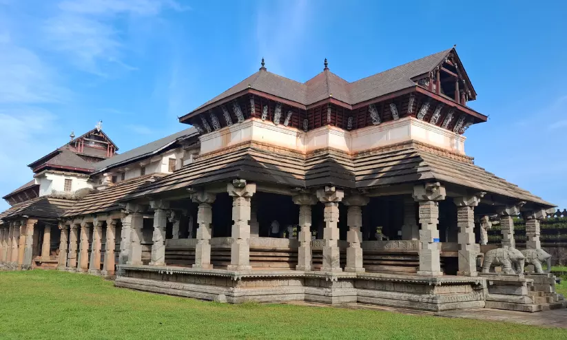 കല്ലുകൾ കഥ പറയുന്ന കന്നഡദേശം കല്ലുകൾ കഥ പറയുന്ന കന്നഡദേശം