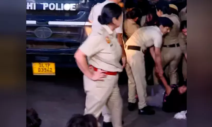 രാത്രിയിലും ആളിക്കത്തി പ്രതിഷേധം; എസ്.എഫ്.ഐ വനിതാ പ്രവർത്തകരുടെ അപ്രതീക്ഷിത പ്രതിഷേധം, പ്രവർത്തകരെ കസ്റ്റഡിയിലെടുത്ത പൊലീസ് വാഹനം തടഞ്ഞു രാത്രിയിലും ആളിക്കത്തി പ്രതിഷേധം; എസ്.എഫ്.ഐ വനിതാ പ്രവർത്തകരുടെ അപ്രതീക്ഷിത പ്രതിഷേധം, പ്രവർത്തകരെ കസ്റ്റഡിയിലെടുത്ത പൊലീസ് വാഹനം തടഞ്ഞു