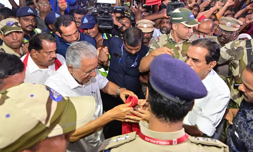 ‘കണ്ണേ, കരളേ, പിണറായീ...’ -ഡൽഹിയിൽ നിന്ന് മടങ്ങിയെത്തിയ പിണറായിക്ക് വൻ സ്വീകരണം ‘കണ്ണേ, കരളേ, പിണറായീ...’ -ഡൽഹിയിൽ നിന്ന് മടങ്ങിയെത്തിയ പിണറായിക്ക് വൻ സ്വീകരണം