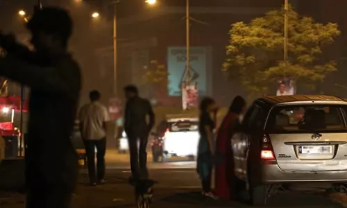 രാ​ത്രി വാ​ഹ​ന​മോ​ടി​ക്കു​ന്ന​വ​ർ​ക്ക് അ​സൗ​ക​ര്യം; ട്രാ​ൻ​സ്ജെ​ൻ​ഡ​റു​ക​ളെ നി​യ​ന്ത്രി​ക്കാ​ൻ നി​ർ​ദേ​ശം