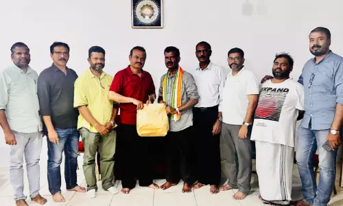ഗ​ഫൂ​ർ വ​ണ്ടൂ​രി​ന് ജി​ദ്ദ വാ​യ​ന​ക്കൂ​ട്ടം യാ​ത്ര​യ​യ​പ്പ് ന​ൽ​കി