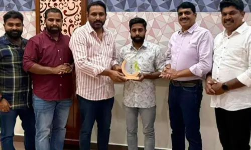 പ്ര​വാ​സ നാ​ട​ക​വേ​ദി​ക​ളി​ൽ ശ്ര​ദ്ധേ​യ​നാ​യി മ​നോ​ജ് കാ​ല​ടി; ക​ലാ​രം​ഗ​ത്തെ മി​ക​വി​ന് ജു​ബൈ​ൽ ഒ.​ഐ.​സി.​സി​യു​ടെ ആ​ദ​രം