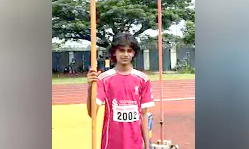 പരിമിതി അഭിനവിന് തടസ്സമായില്ല; മുളവടി കുത്തി ഉയർന്നത് സ്വർണം എത്തി പിടിക്കാൻ