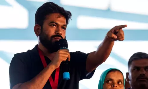 മുത്തശ്ശിയുടെ വിയോഗം; ഗ്രാമത്തിലേക്ക് മടങ്ങി അഭിജീത് ദിപ്കെ; പോരാട്ടം തുടരുമെന്ന് കോക്രോച്ച് ജനതാ പാർട്ടി