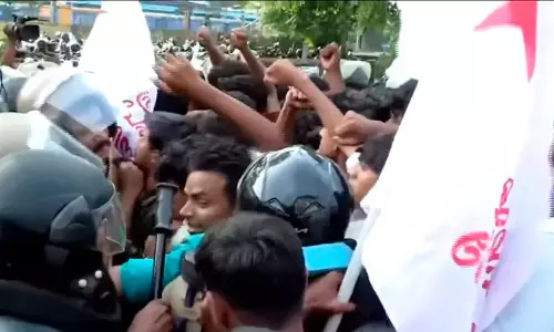 മുഖ്യ തെരഞ്ഞെടുപ്പ് കമീഷണറുടെ രാജി; എസ്.എഫ്.ഐ സമരത്തിൽ സംഘർഷം, പൊലീസുമായി ഉന്തും തള്ളും