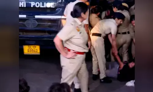 രാത്രിയിലും ആളിക്കത്തി പ്രതിഷേധം; എസ്.എഫ്.ഐ വനിതാ പ്രവർത്തകരുടെ അപ്രതീക്ഷിത പ്രതിഷേധം, പ്രവർത്തകരെ കസ്റ്റഡിയിലെടുത്ത പൊലീസ് വാഹനം തടഞ്ഞു