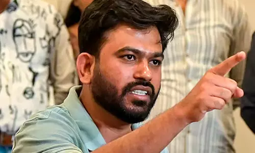 മുത്തശ്ശി മരിച്ച വിവരം അറിയിച്ചിട്ടും ഫോൺ തന്നില്ല, ക്രൂരത കാട്ടി ഡൽഹി പൊലീസ്; രൂക്ഷ വിമർശനവുമായി അഭിജിത് ദീപ്കെ