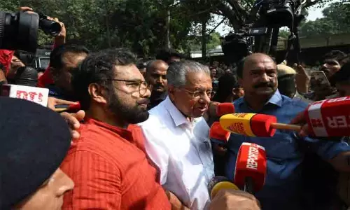 പ്രക്ഷോഭത്തെ ചോരയിൽ മുക്കിക്കൊല്ലാൻ നരേന്ദ്ര മോദി സർക്കാർ ശ്രമം; സ്റ്റേഡിയങ്ങളിലെ താൽക്കാലിക തടങ്കൽ പാളയങ്ങൾ നാസി ജർമനിക്ക് സമാനം -പിണറായി