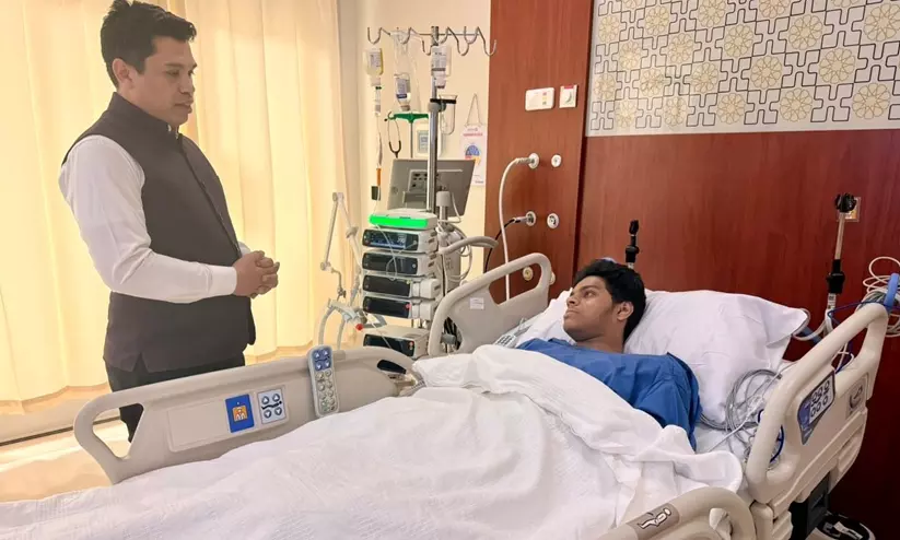 റിയാദ് വിമാനത്താവള ആക്രമണം: പരിക്കേറ്റവരെ എംബസി ഉദ്യോഗസ്ഥർ സന്ദർശിച്ചു റിയാദ് വിമാനത്താവള ആക്രമണം: പരിക്കേറ്റവരെ എംബസി ഉദ്യോഗസ്ഥർ സന്ദർശിച്ചു